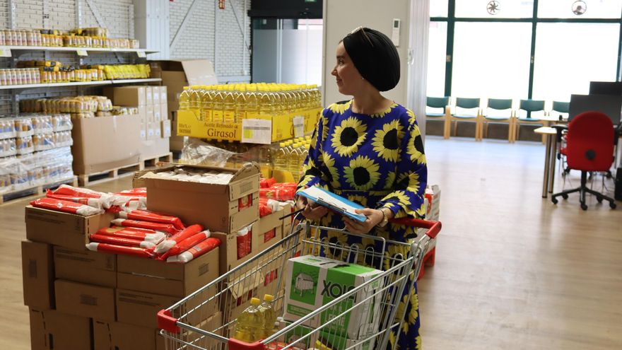 El centro alternativo a las 'colas del hambre' en Bilbao: "Es más digno. Nadie tiene que avergonzarse por pedir ayuda"