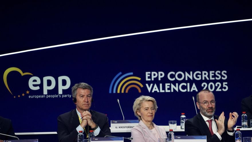 Archivo - La presidenta de la Comisión Europea, Ursula Von Der Leyen, el presidente del Partido Popular Europeo, Manfred Weber (D), y el presidente del Partido Popular, Alberto Núñez Feijóo (I), en la clausura del congreso del PPE, a 30 de abril de 2025