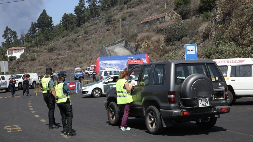 Dispositivo de emergencia desplegado para permitir el acceso a zona restringida, en la carretera entre Fuencaliente y Las Manchas.