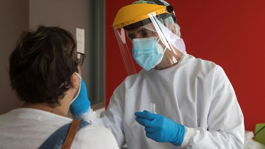 Un enfermero de urgencias del 061 realiza los test PCR en la sede del 061 en Zaragoza. EFE/Toni Galán