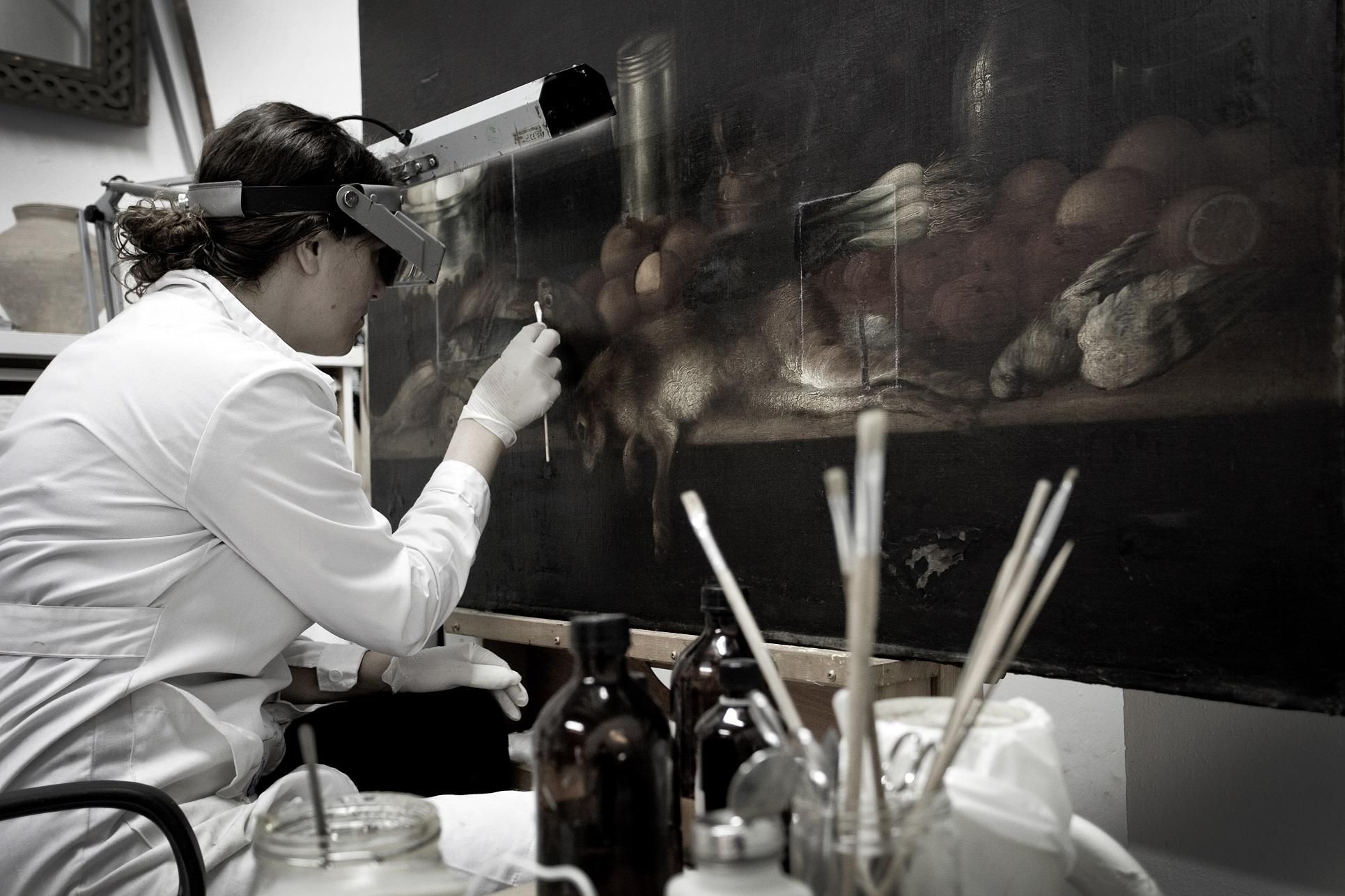 Maite Béjar, en plena faena de restauración en su taller de Rompemoldes.