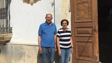Ildefonso y Carmen, en la puerta del convento de San Fernando.