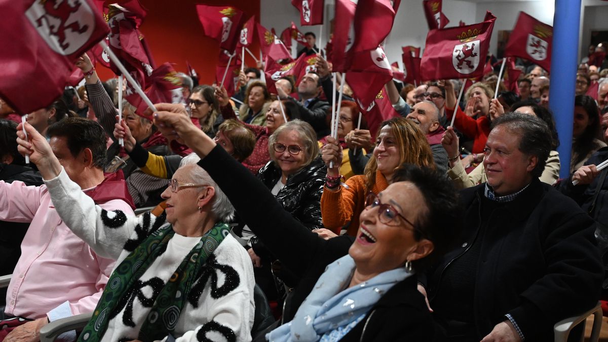 Decenas de personas asisten al acto de cierre de campaña de Unión del Pueblo Leonés (UPL) celebrado este viernes en Santa María del Páramo (León). EFE/J. Casares