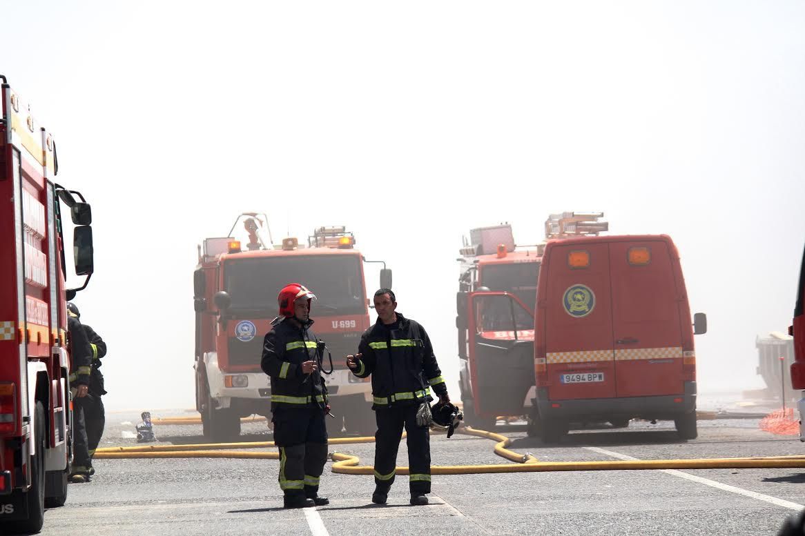 Incendio de un pesquero en el Muelle Reina Sofía. (CIRENIA VICO)