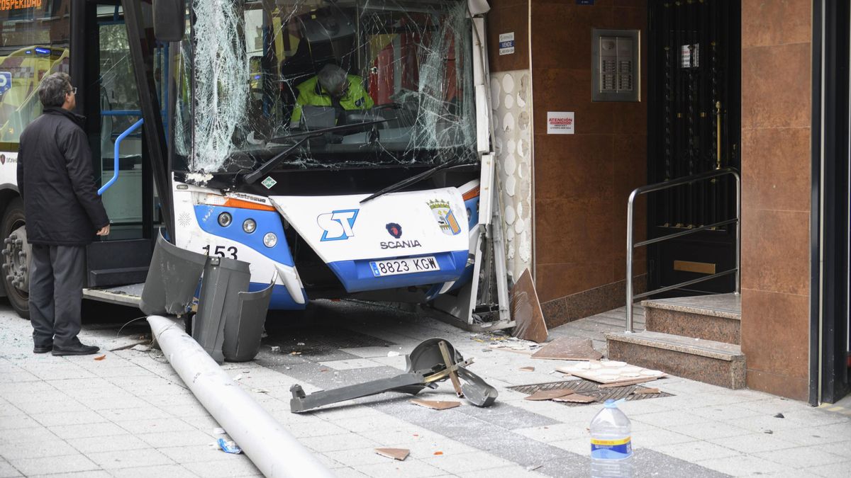 Siete heridos al chocar en Salamanca un autobús urbano contra un portal de viviendas