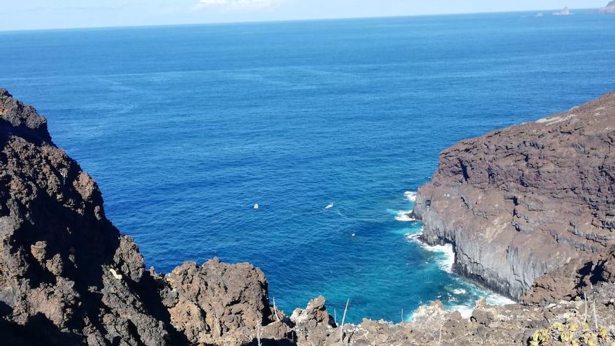 Embarcación que prestaba apoyo a los dos pescadores furtivos en El Hierro