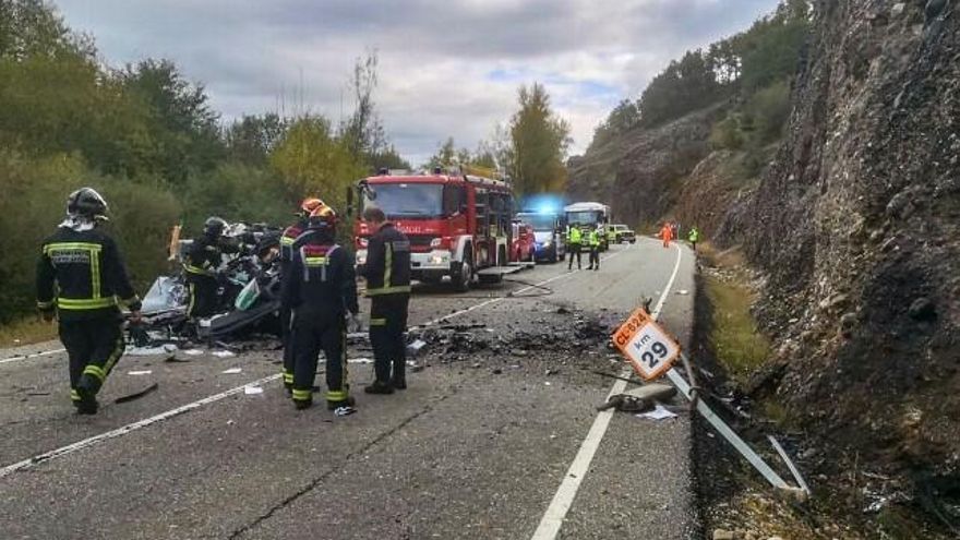 El turismo fue el único implicado en el gravísimo siniestro. / Foto Bomberos de León