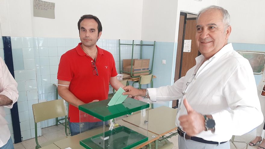 Antonio Sánchez-Cañete, candidato número 1 del partido Jaén Merece Más, ejerce su derecho al voto en las elecciones autonómicas del 19J