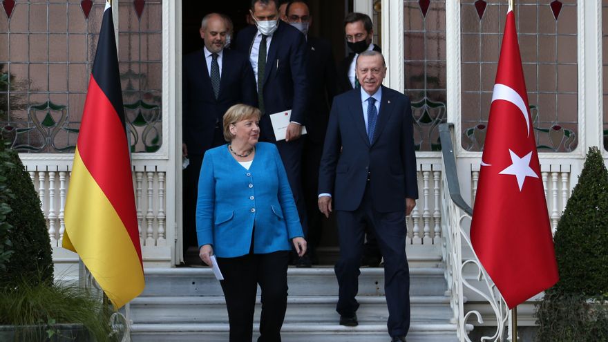 Merkel agradece a Erdogan la cooperación pero critica el recorte de libertades