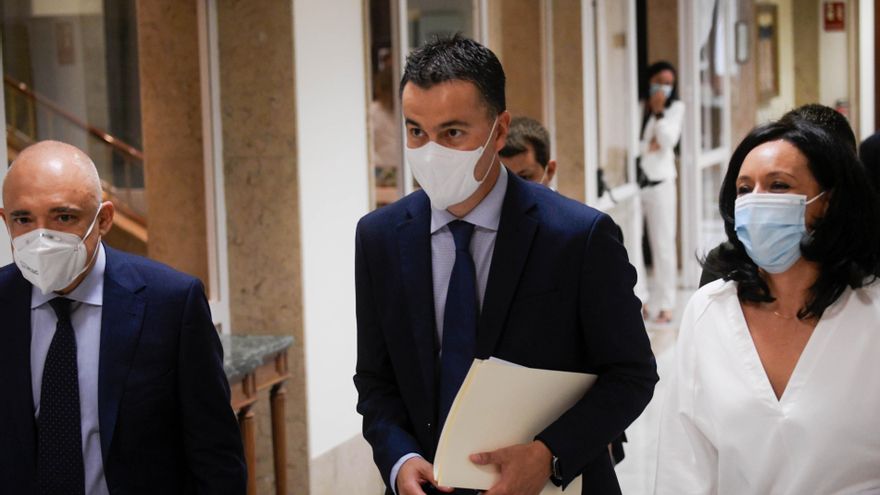 Archivo - El portavoz del PSOE en el Congreso, Héctor Gómez (centro), flanqueado por el secretario de Estado de Relaciones con las Cortes,  Rafael Simancas