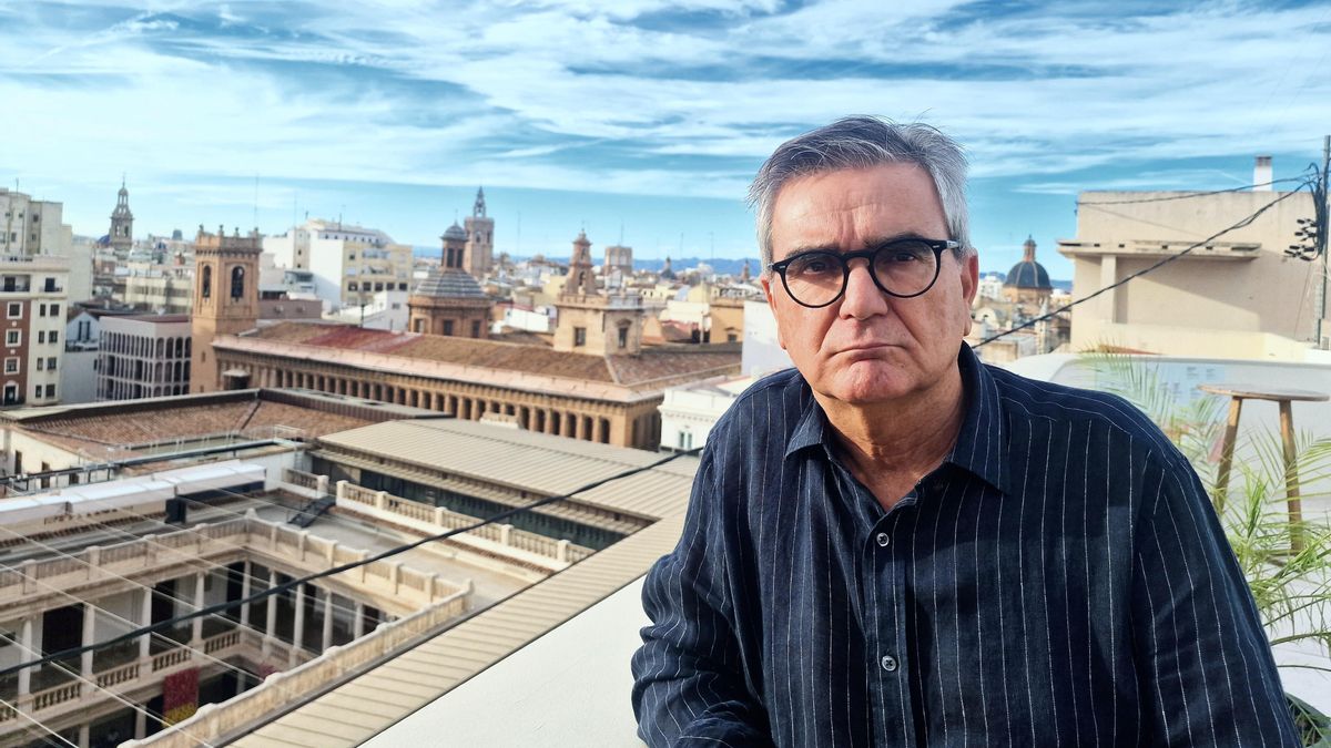 El periodista Francesc Bayarri s’estrena en el gènere dietarista amb Cròniques austrohongareses, un dietari molt proper a l’assaig amb bones dosis d’humor.