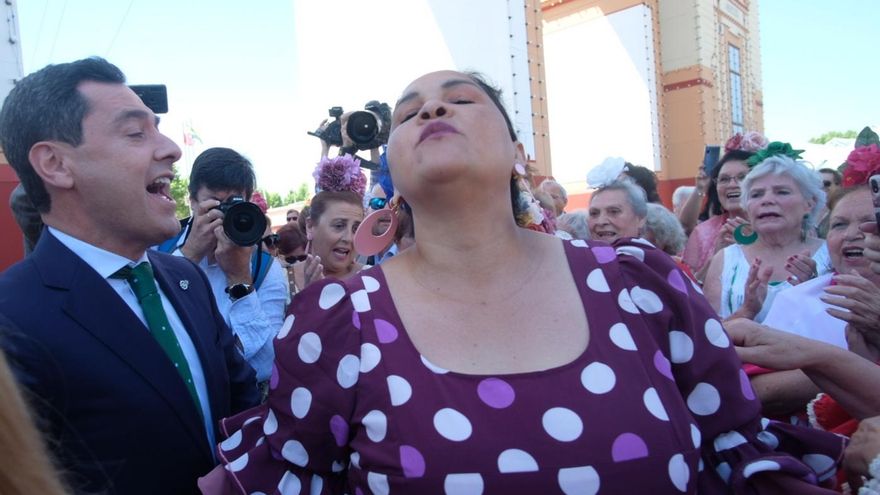 Juan Manuel Moreno acompaña al cante una sevillanas