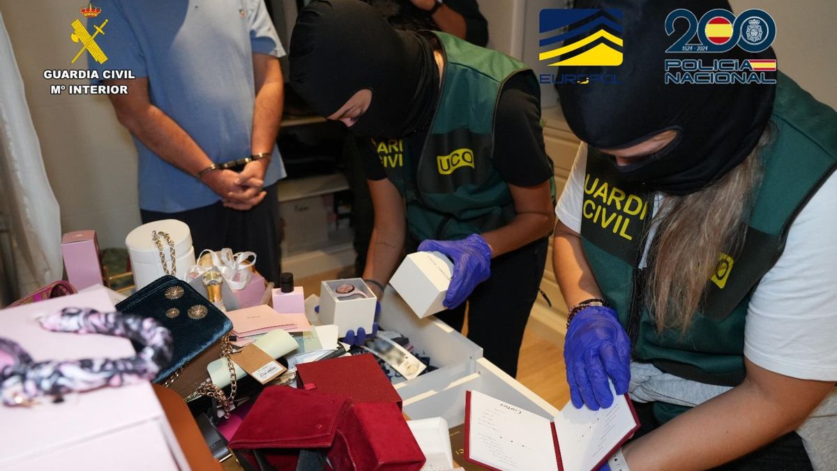 La Unidad Central Operativa (UCO) de la Guardia Civil examina el alijo interferido tras el desmantelamiento de la organización criminal