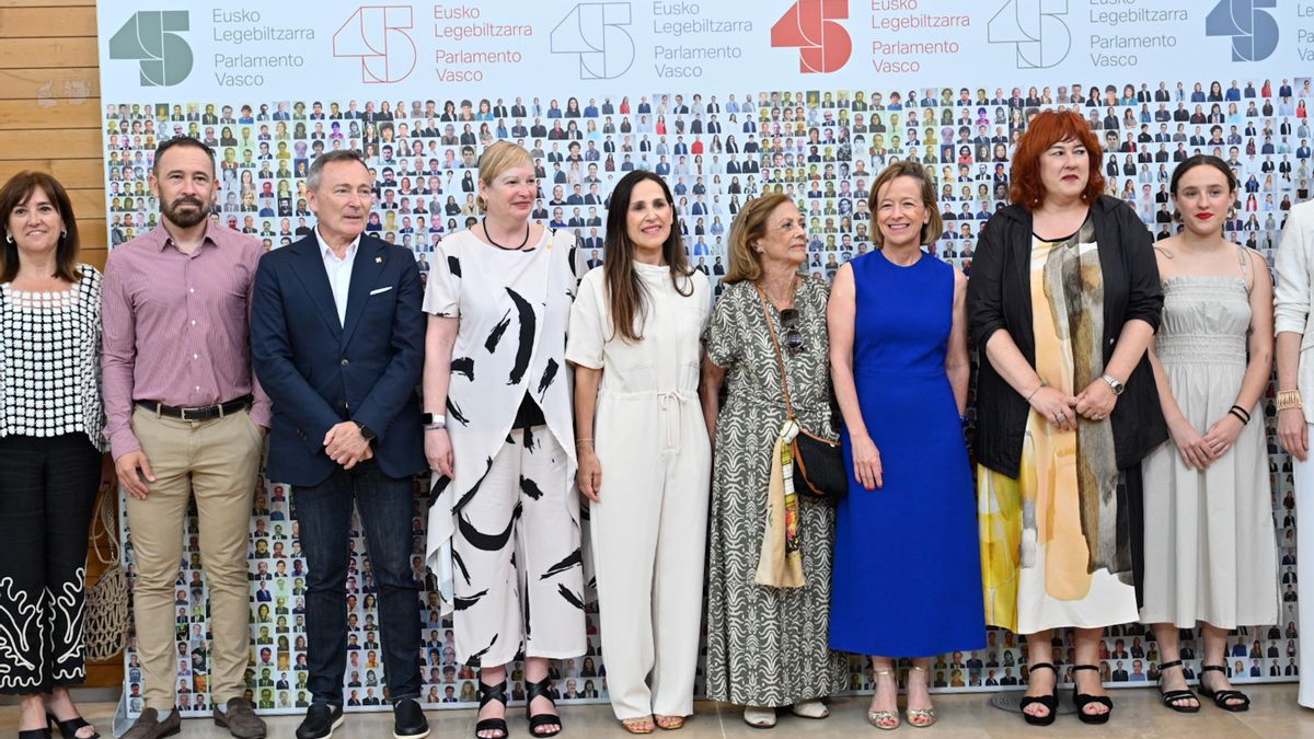 La presidenta del Parlamento Vasco, Bakartxo Tejeria (c), posa en la foto de familia durante el concierto conmemorativo del 45º aniversario del Parlamento vasco.