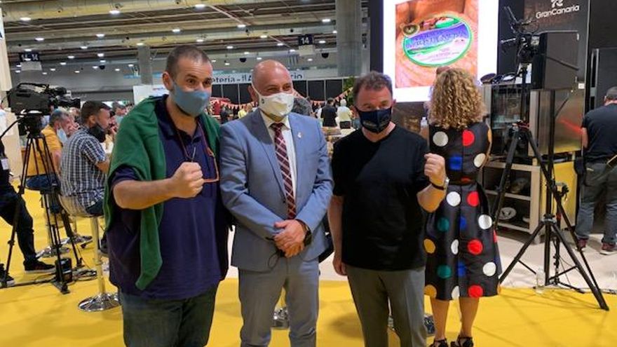 Carlos Álamo, consejero de turismo del cabildo de Gran Canaria, con los chefs Martín Berasategui y David de Jorge