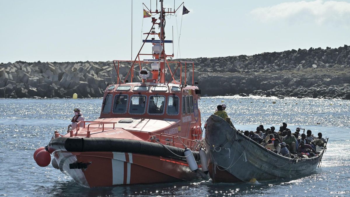 Salvamento rescata un cayuco con 95 personas a bordo localizado cerca de El Hierro