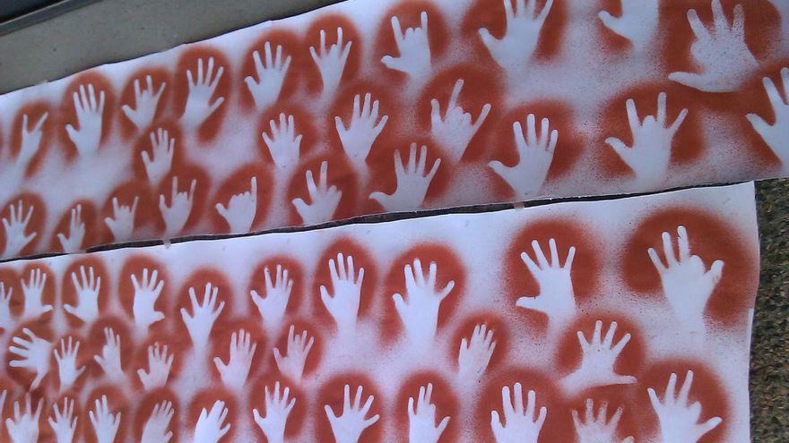 Mural de manos en las instalaciones de las cuevas de Gargas