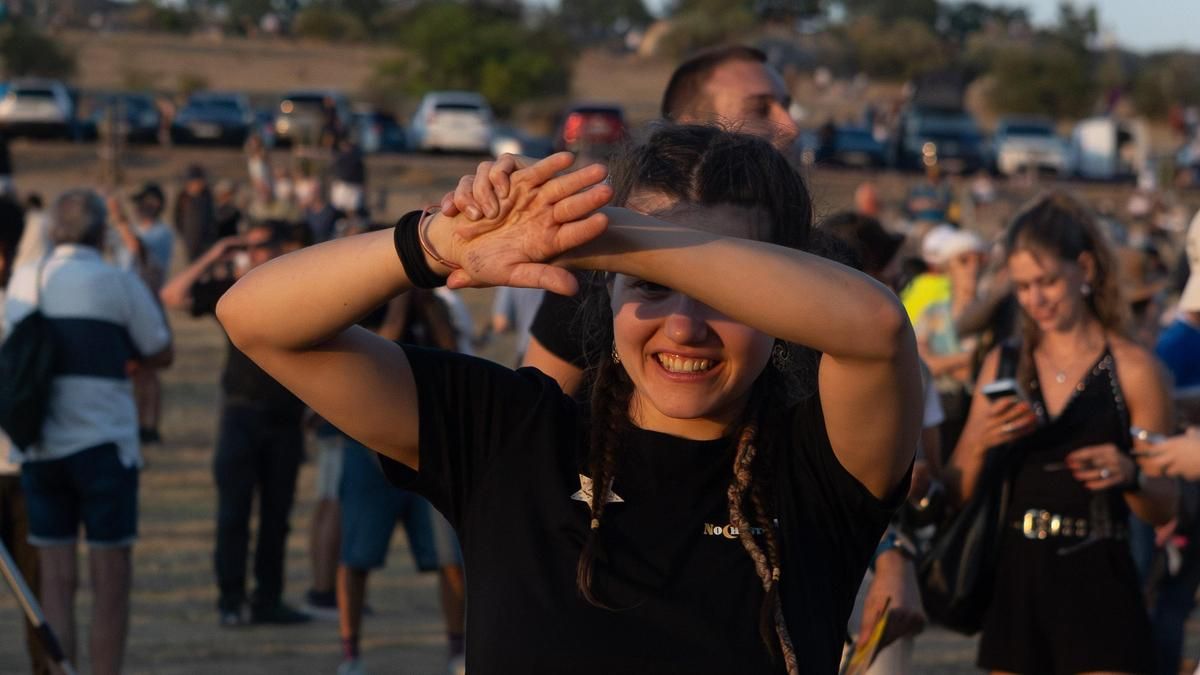 Varias personas durante el eclipse solar en Soria, Castilla y León.