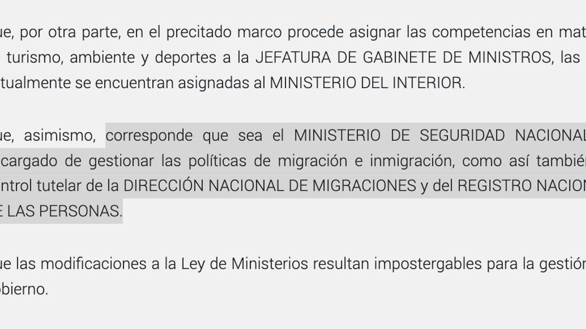 Parte del DNU de este martes que traspasaba el Renaper a Seguridad.