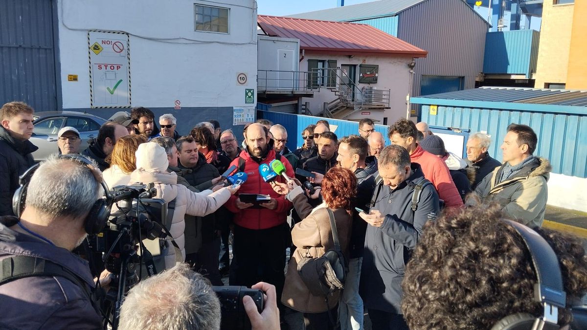 El presidente del comité comparece ante los medios.