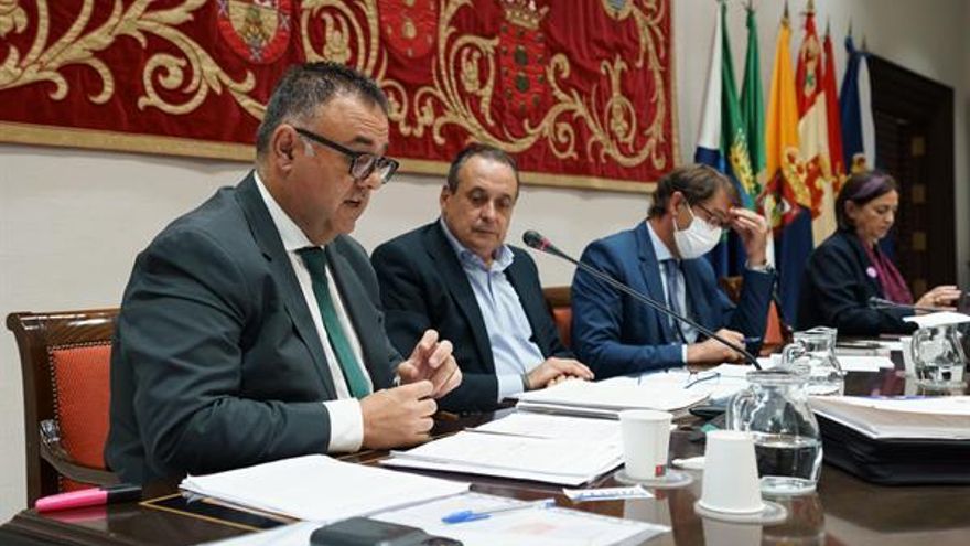 Las dudas sobre el caso mascarillas que siguen en el aire tras la comparecencia del director del Servicio Canario de Salud