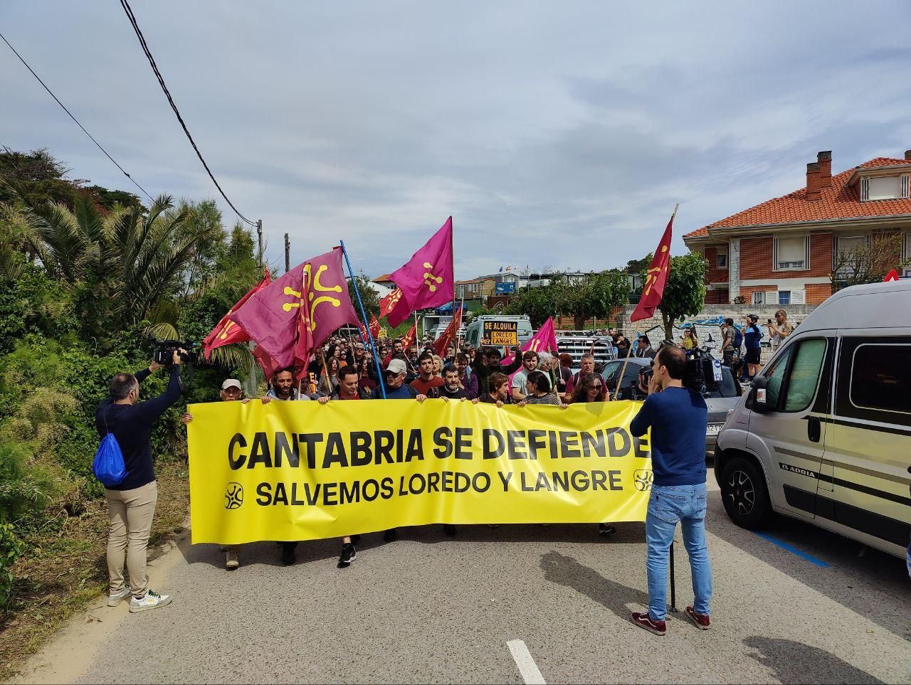 Pancarta de cabecera grabada por un cámara de televisión.