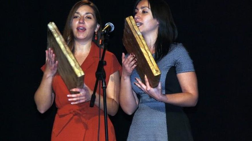 Raquel y Laura Álvarez Alonso,  'Tsacianiegas', en el Teatro Bergidum de Ponferrada