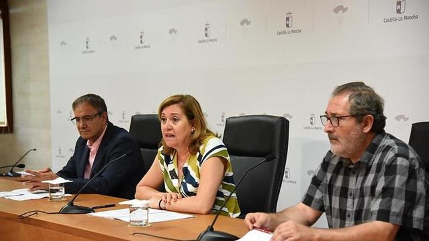 Rosa Ana Rodríguez junto al viceconsejero de Cultura, Jesús Carrascosa (izq.) y el jefe de Servicio de Patrimonio, Ramón Villa
