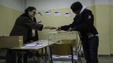 Ambiente en un colegio electoral del barrio de Exarjia. \ Clara Palma