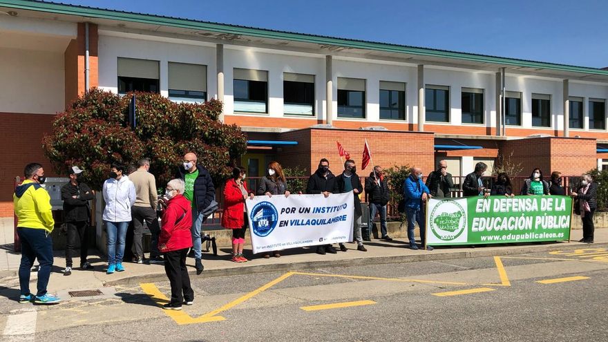 La plataforma ‘Por un instituto en Villaquilambre’ convoca una nueva concentración para reclamar esa dotación para el municipio. / Campillo / ICAL