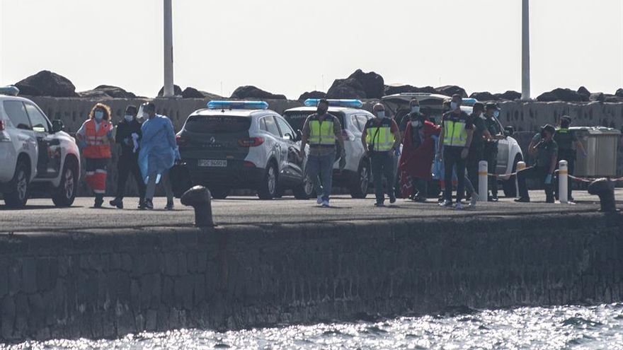 Rescatados siete migrantes en una patera a ocho millas de Lanzarote