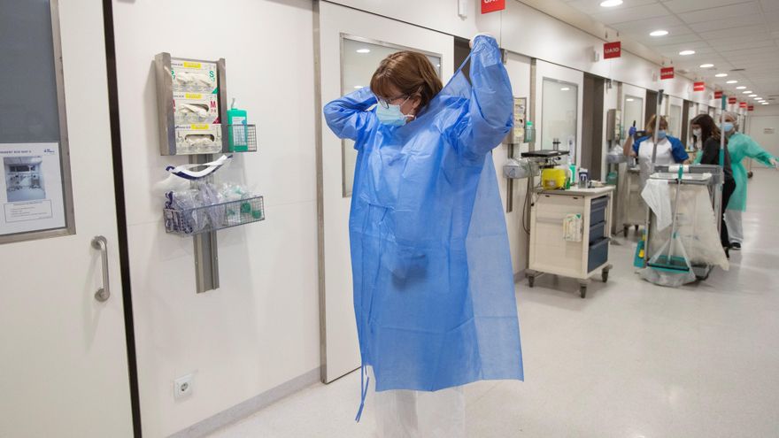 Profesionales sanitarios realizan su trabajo en el servicio de Urgencias del Hospital Vall d'Hebron. EFE/ Marta Pérez/Archivo