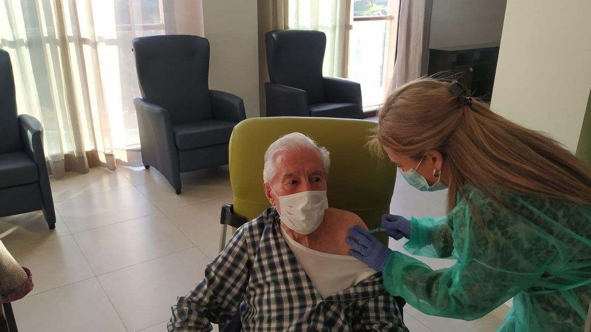Segunda fase de la vacunación contra el coronavirus en una residencia de ancianos
