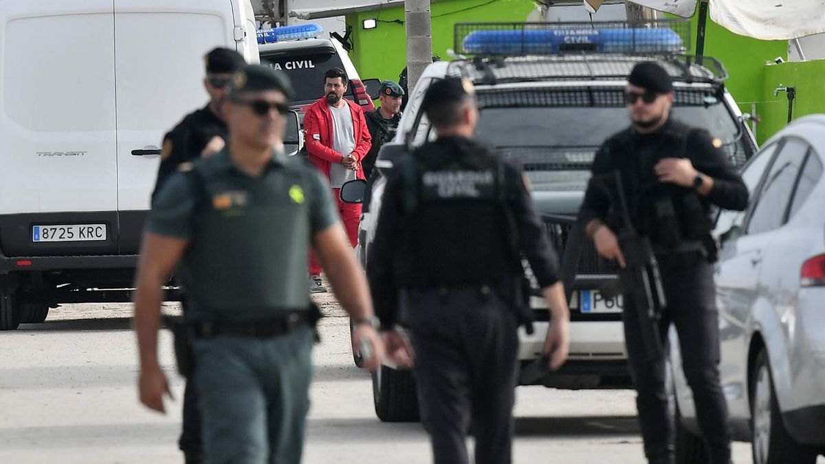 Cocaína en el coche y uniformes en el maletero: un policía local, sorprendido en el 'supermercado' de la droga de Mallorca