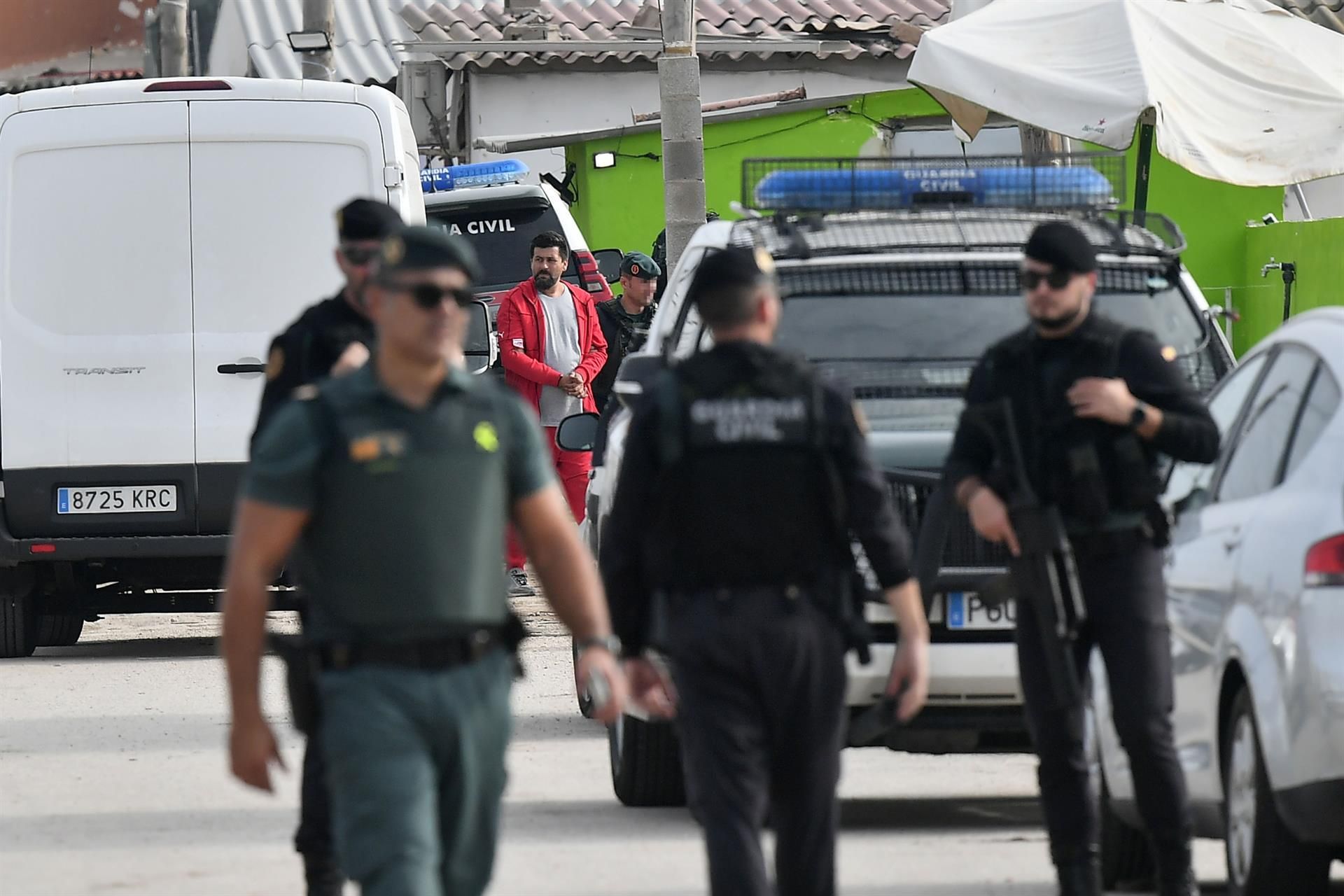 Agentes de la Policía Nacional y de la Guardia Civil, durante un operativo antidroga en Son Banya (imagen de archivo)