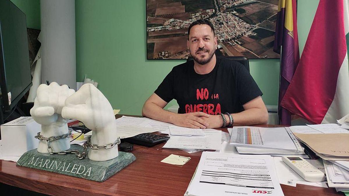 El alcalde del municipio, Sergio Gómez, en su despacho.