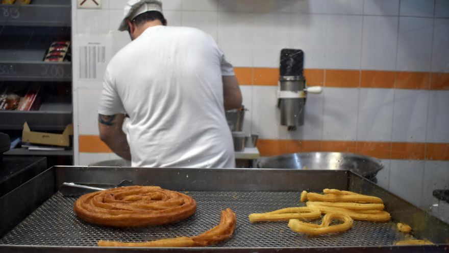 Toni regenta junto a Mari la churrería en Cobisa (Toledo)