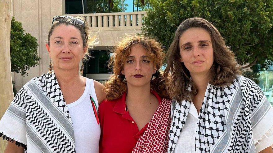 The Mallorcan activists members of the Global Sumud Flotilla Reyes Rigo (i), Alejandra Martínez (c) and Lucía Muñoz (d).