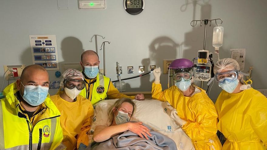 Clara junto a su madre y el equipo del Samur que atendió a ambas