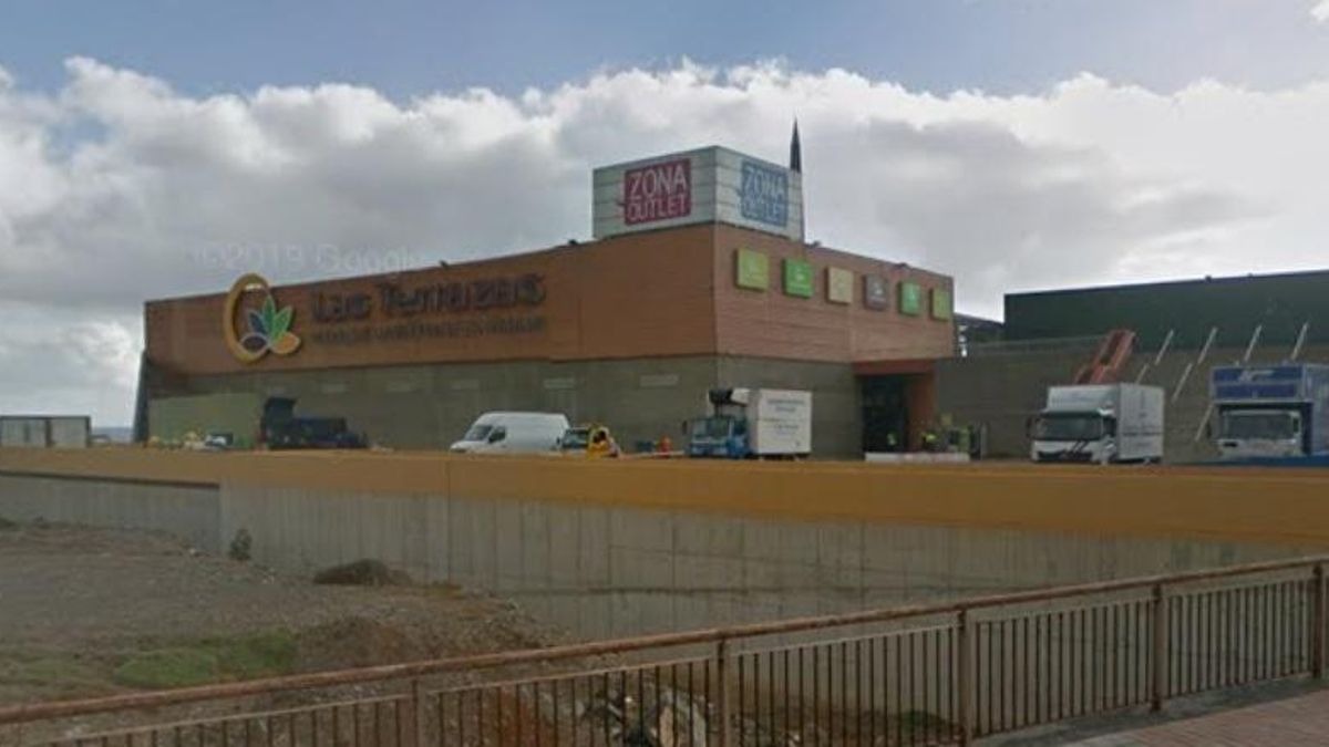 Roba cajas de caudales con dinero en una tienda de un centro comercial en Gran Canaria y la Policía lo detiene mientras espera la guagua