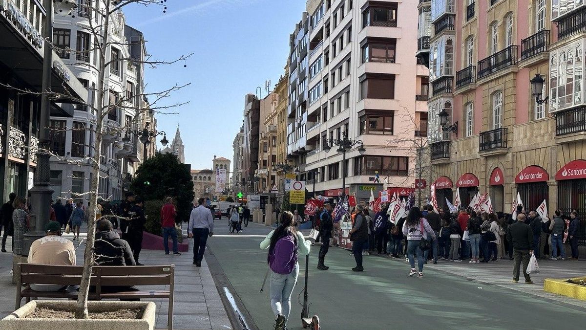 La animada manifestación de la banca en León entre el Santander y el Ayuntamiento de Ordoño en León.