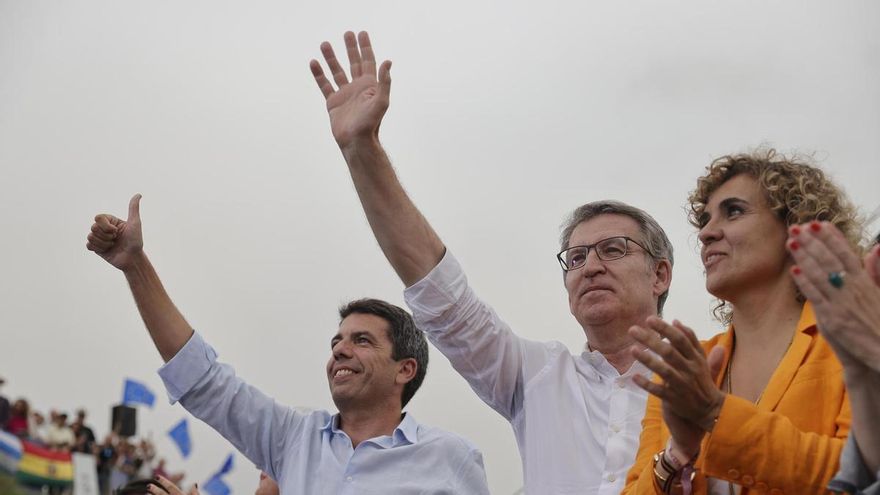 Carlos Mazón, Alberto Núñez Feijóo y Dolors Montserrat durante el mitin de cierre de campaña del PP.