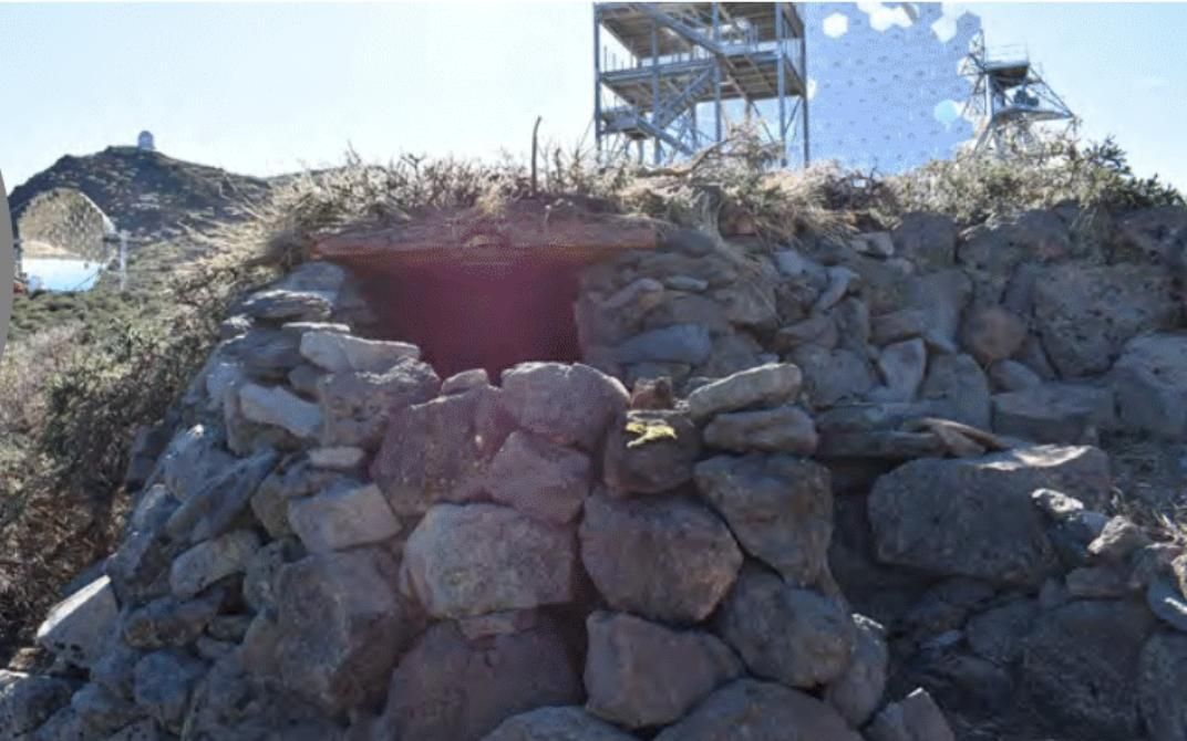 En la imagen, uno los refugios pastoriles en las cumbres de Garafía  y, al fondo, algunos de los  telescopios del Observatorio del Roque de Los Muchachos.