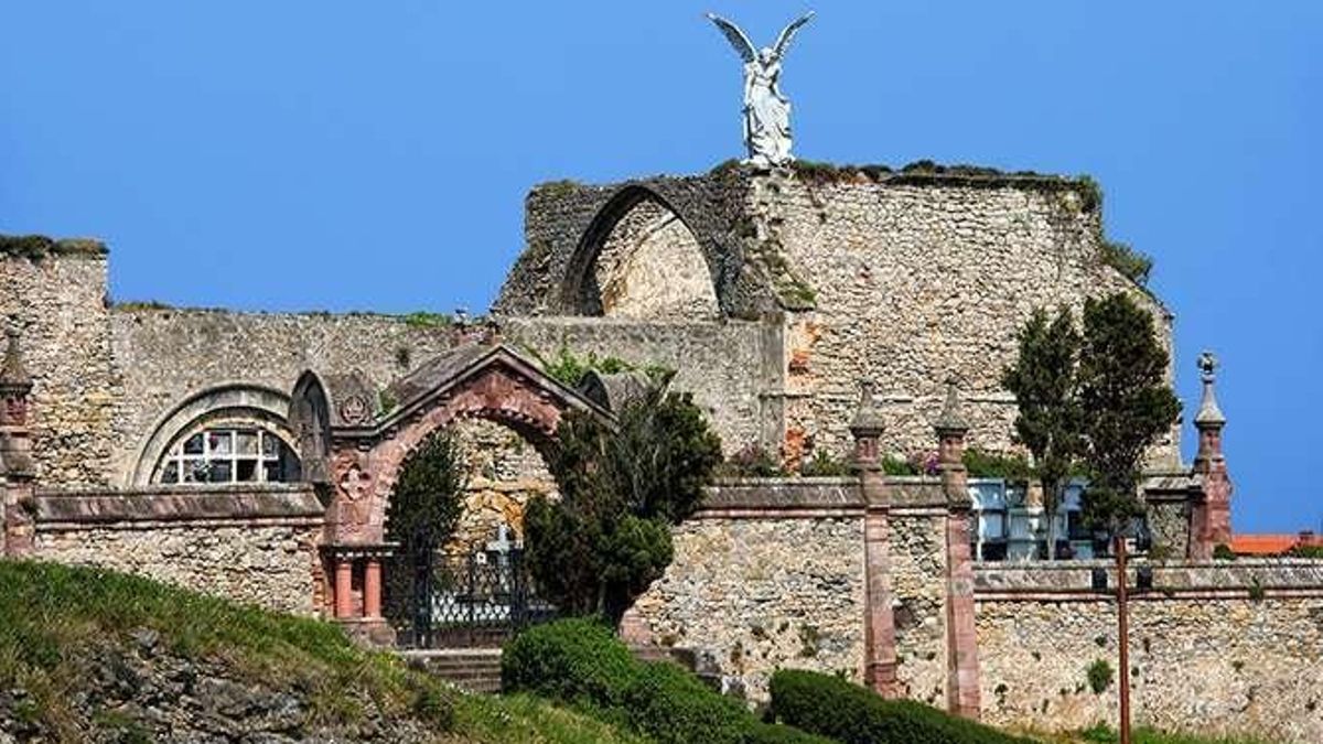 Cultura dará pasos para declarar Bien de Interés Cultural todo el cementerio de Comillas