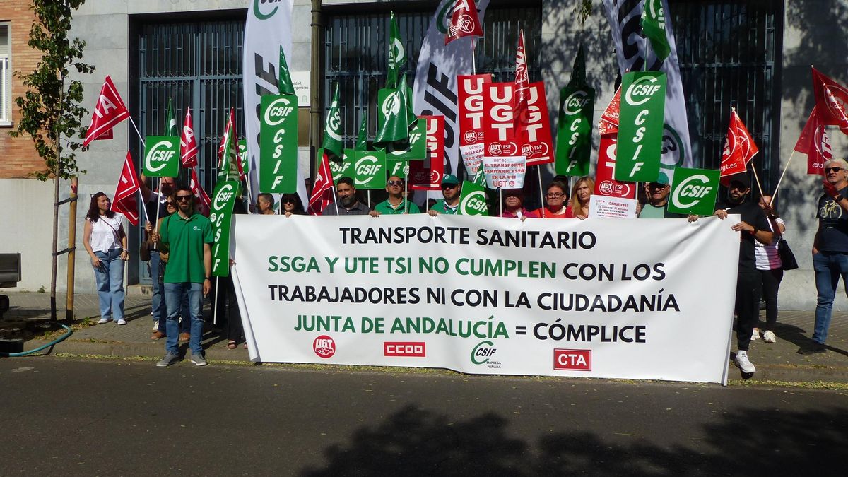 Trabajadores de ambulancias piden a la Junta que no renueve la adjudicación del transporte sanitario a las actuales adjudicatarias