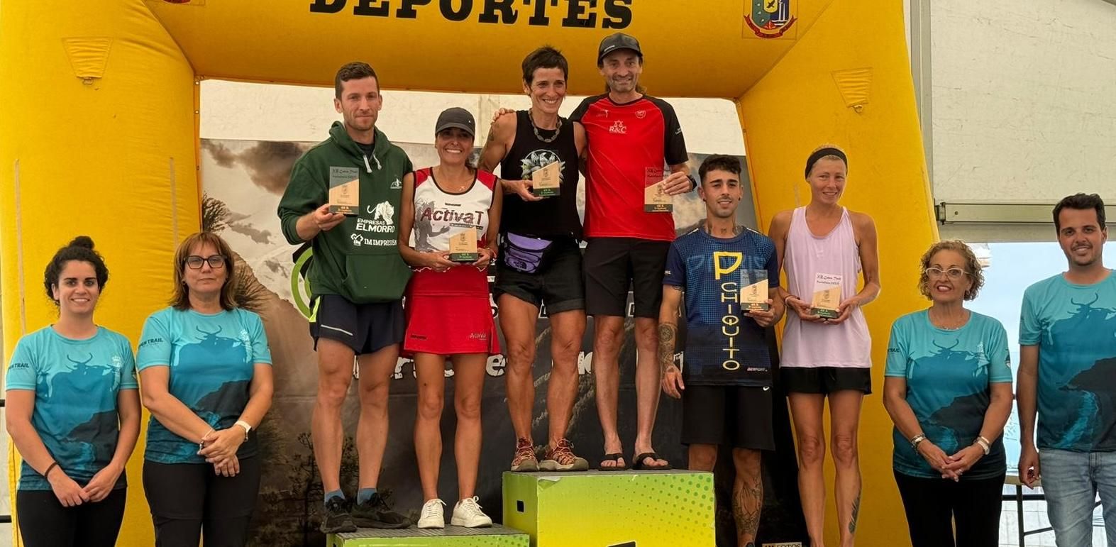 Ganadores de la XVIII Cabra Trail y autoridades.