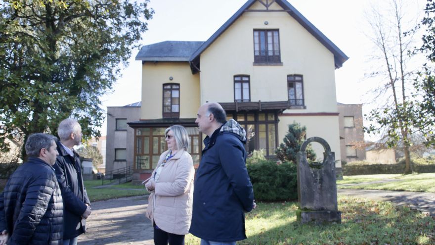 El consejero de Educación, Sergio Silva, visita la casa del Doctor Arines donde se ubicará el CEPA Margarita Salas