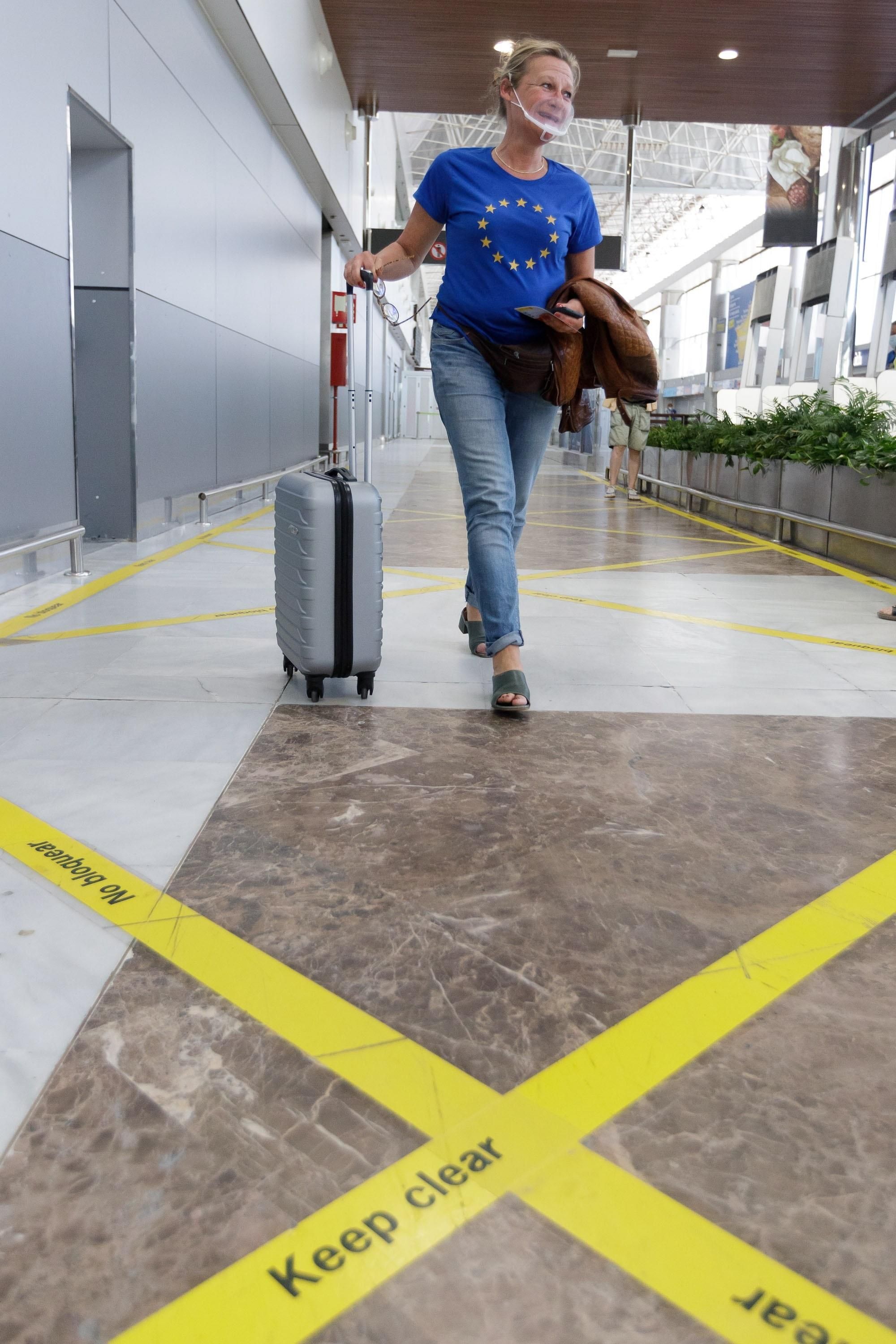 Una pasajera procedente de Düsseldorf, Alemania, llega este domingo al aeropuerto Tenerife Sur, tras la apertura de fronteras para viajar entre los países que forman parte del acuerdo de Schengen, a excepción de Portugal.