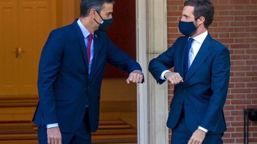 El presidente del Gobierno, Pedro Sánchez (i) y el presidente del PP, Pablo Casado, se saludan con el codo en el Palacio de Moncloa, antes del inicio de su reunión, en Madrid (España), a 2 de septiembre de 2020. El líder del Partido Popular ha sido el pri