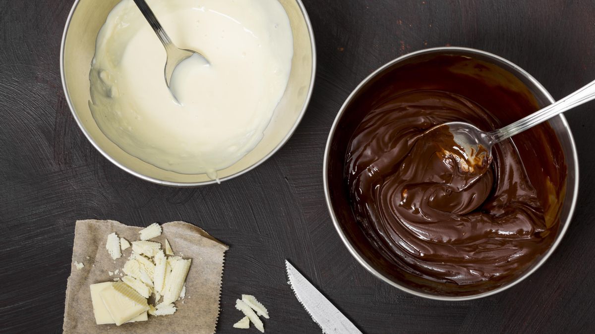 Chocolate negro y blanco fundidos